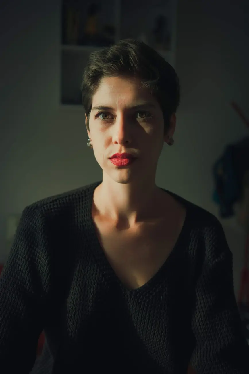 Portret de femeie cu păr scurt și buzele roșii, cadru minimalist